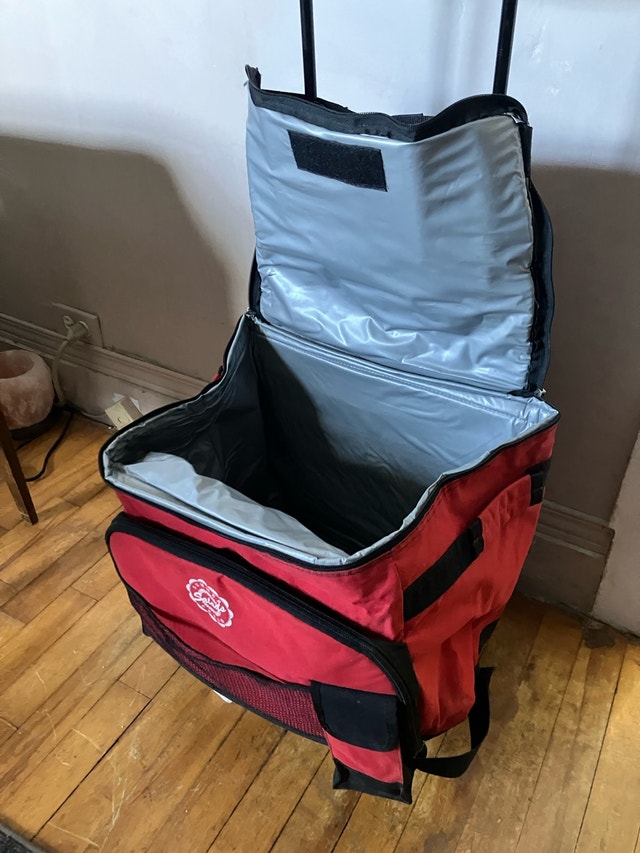 COOLER FOR FOOD AND BEVERAGES