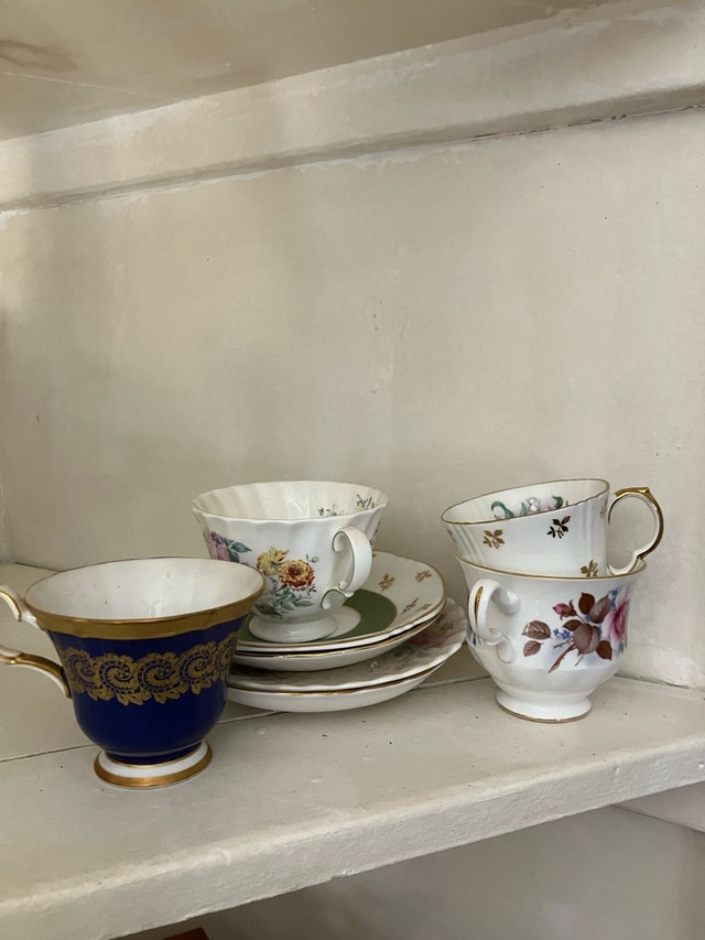 China cups with matching saucers - photo 2