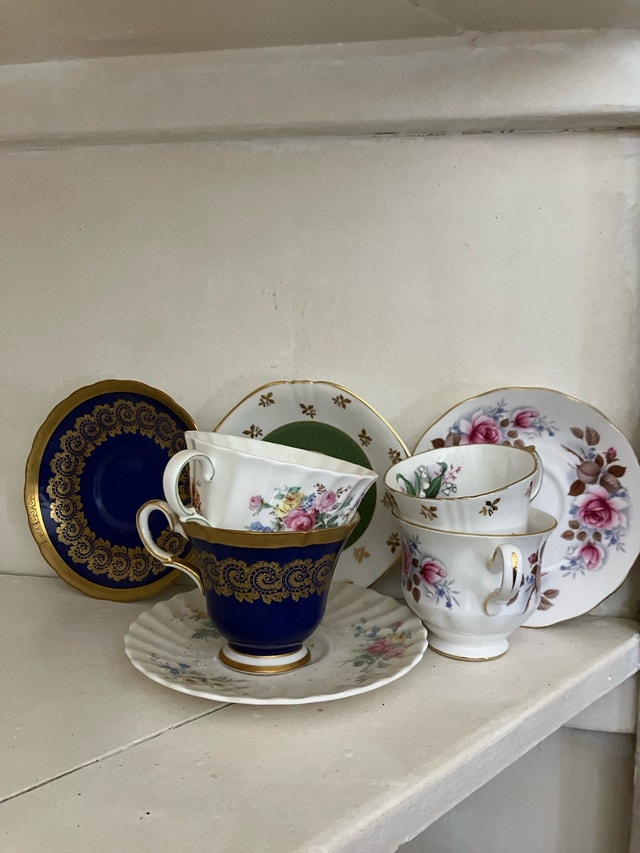 China cups with matching saucers - photo 3