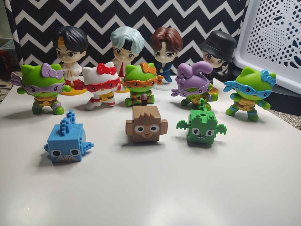 McDonald's Happy Meal Toy Lot - BTS, Hello Kitty x TMNT - photo 4