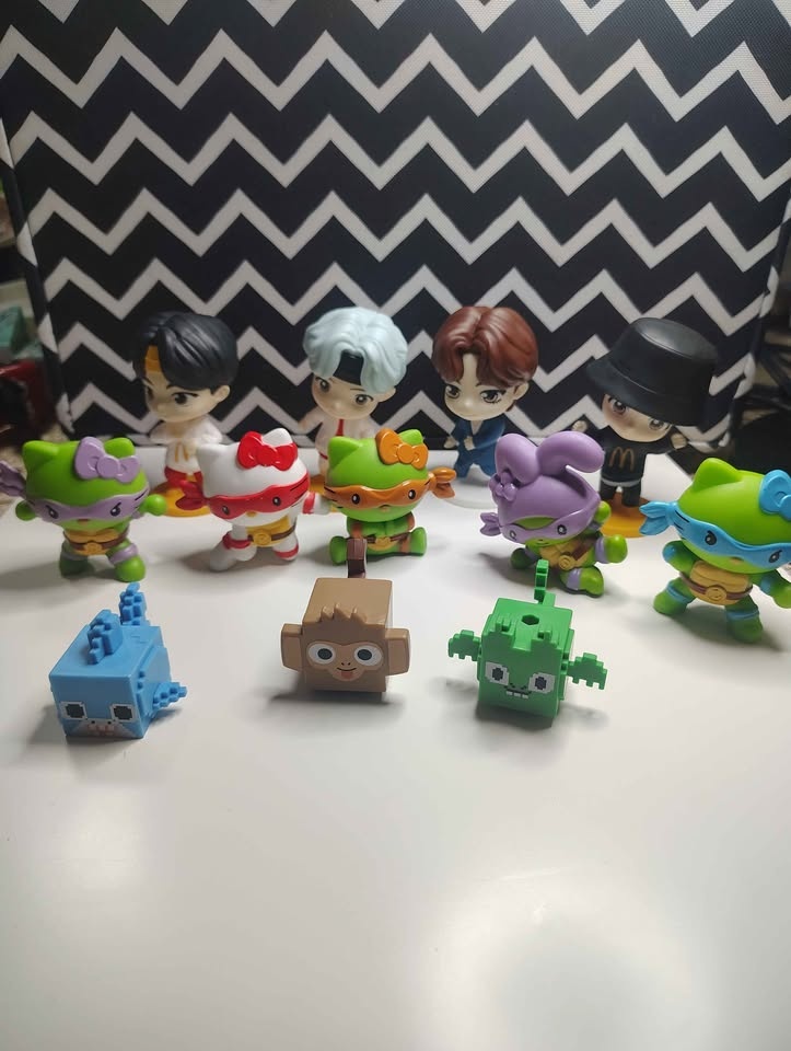 McDonald's Happy Meal Toy Lot - BTS, Hello Kitty x TMNT - photo 5