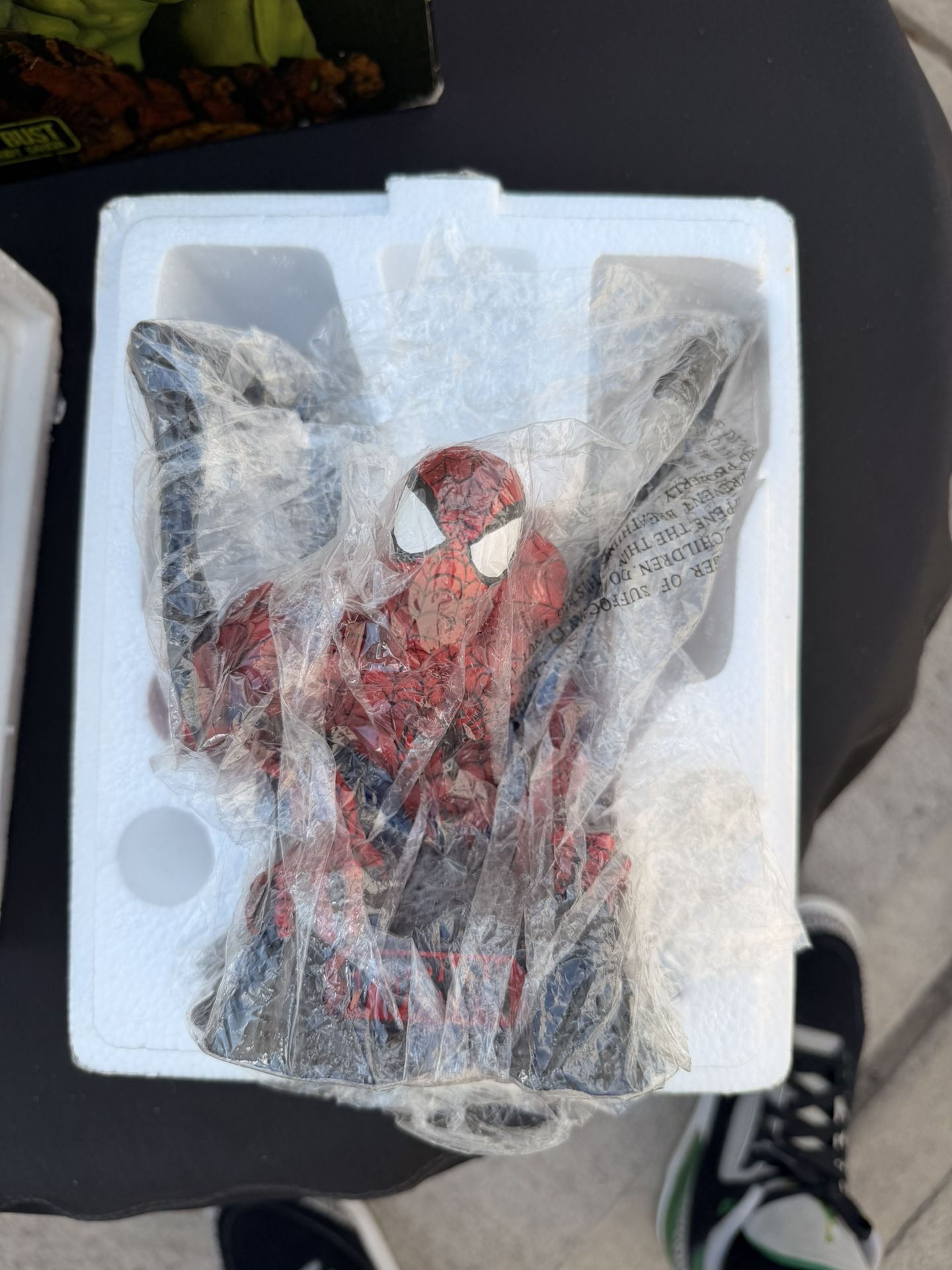 Diamond Select Toys Marvel Spider-Man Statue Bust - photo 3