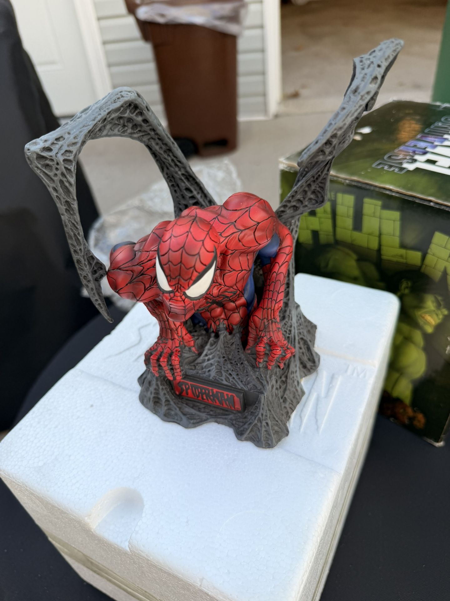 Diamond Select Toys Marvel Spider-Man Statue Bust - photo 4