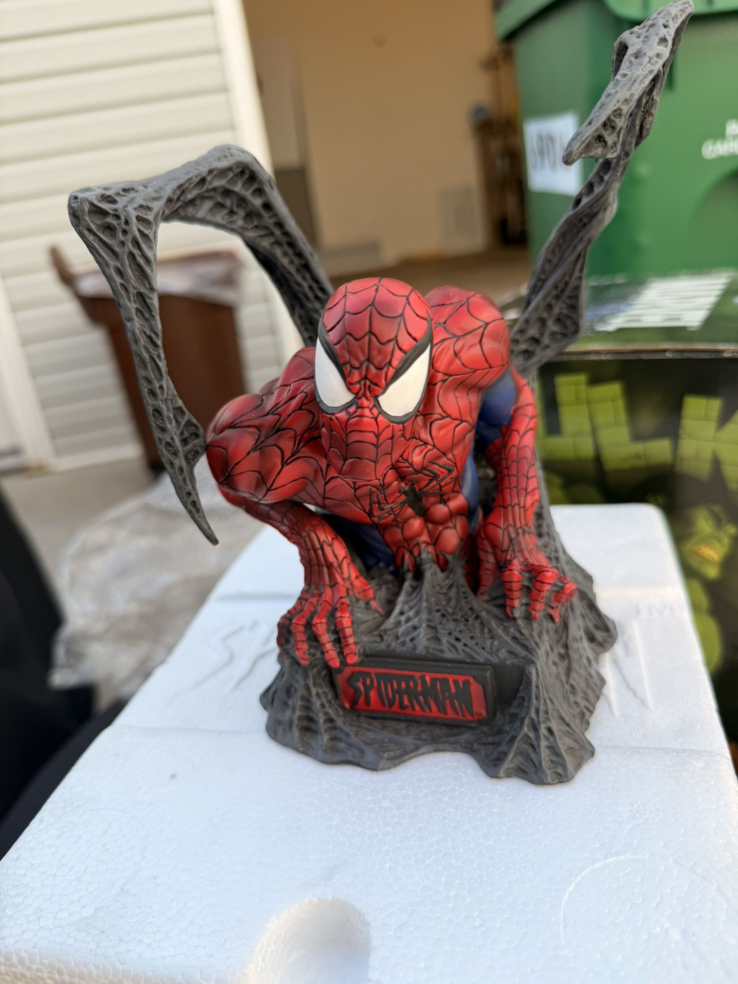 Diamond Select Toys Marvel Spider-Man Statue Bust - photo 5