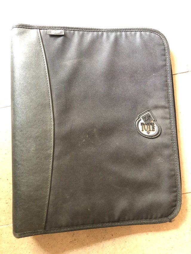 Selling 2 x 3-ring binders - Hilroy with zipper 1 with velcro