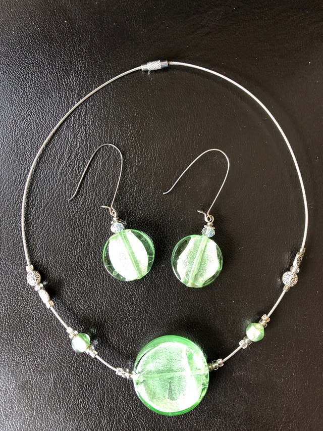 Stunning green glass necklace earring set - NEW - photo 2
