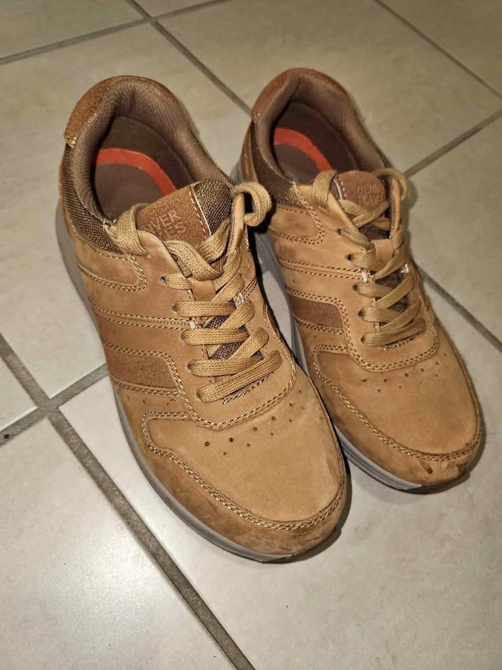 Men's shoes. Casual. Size 11. Denverhayes. Sturdy. Comfortable