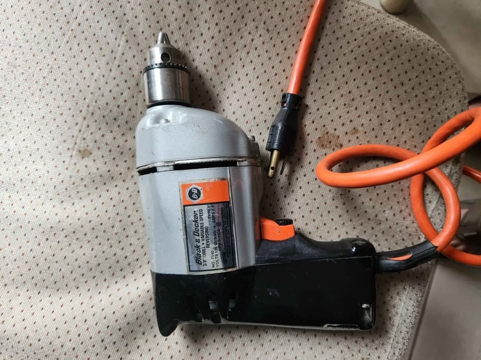 Electric drill. Works but get a little burning smell and some sm - photo 2