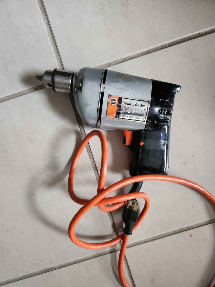 Electric drill. Works but get a little burning smell and some sm - photo 3