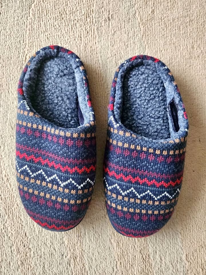 Slippers. NEW. men's size 9-10