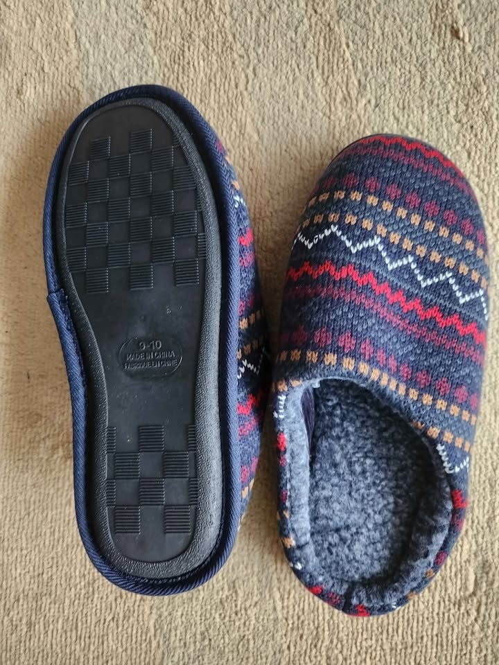 Slippers. NEW. men's size 9-10 - photo 3