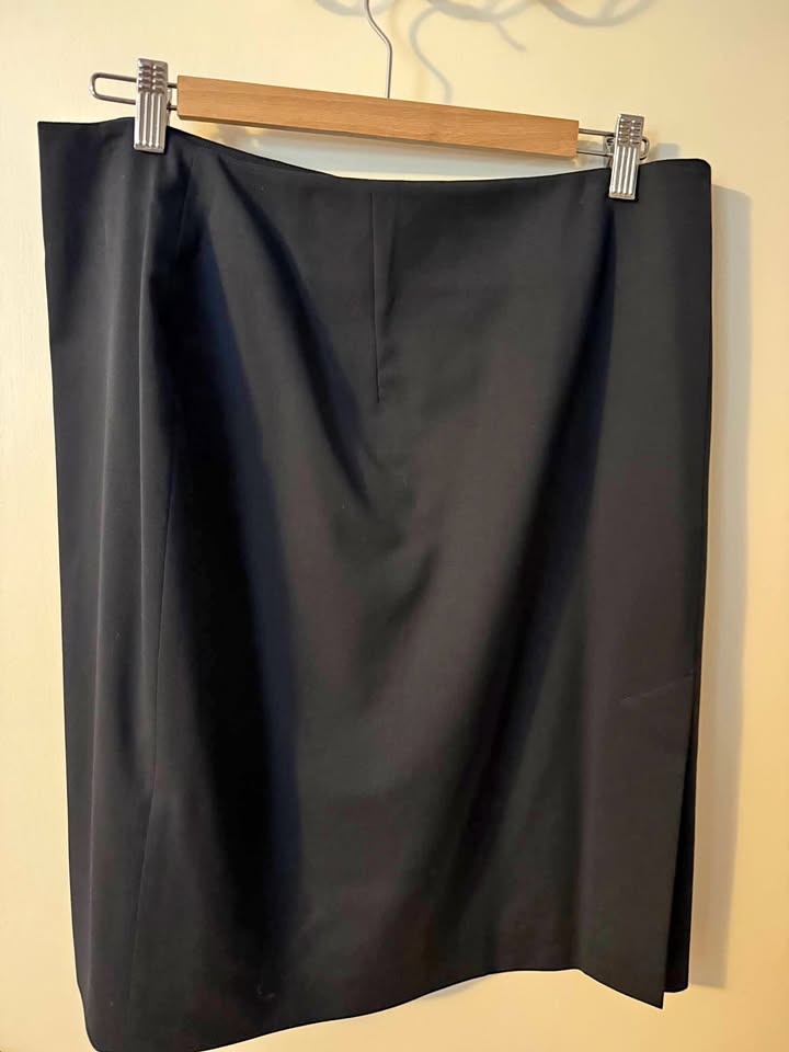 Holt Renfrew Ladies Skirt - Size 16 - Black