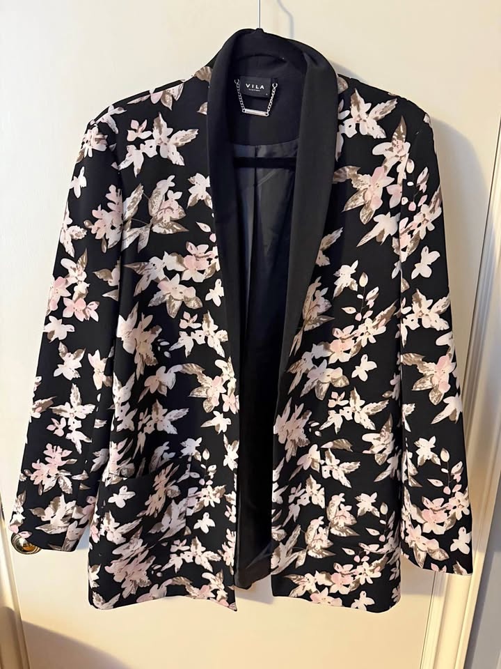 Vila Ladies Blazer - Size L - Black and Floral