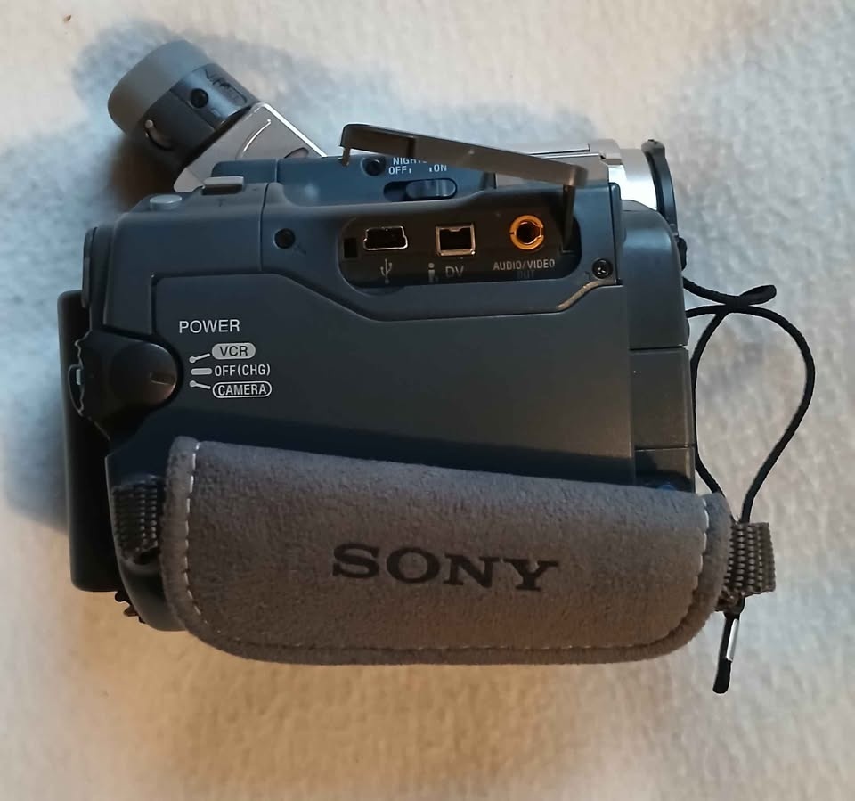 Retro Sony Handicam DCR -HC15E. Includes-battery, 2 tapes... - photo 2