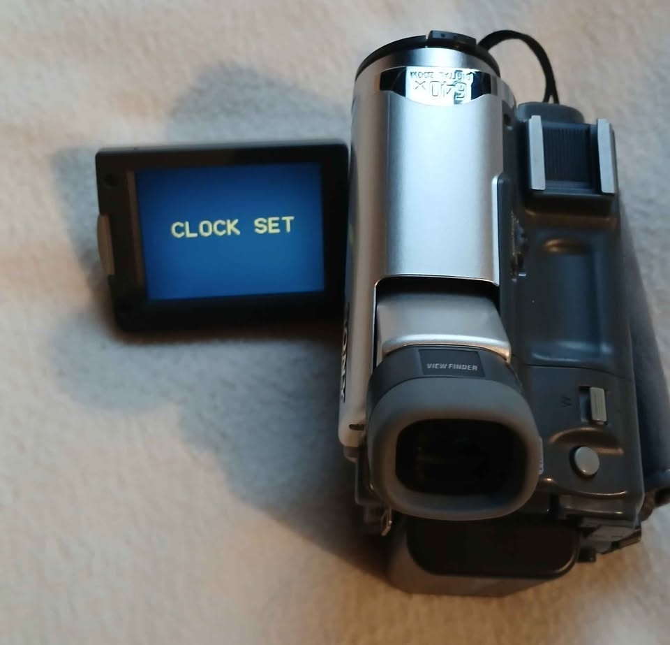 Retro Sony Handicam DCR -HC15E. Includes-battery, 2 tapes... - photo 3