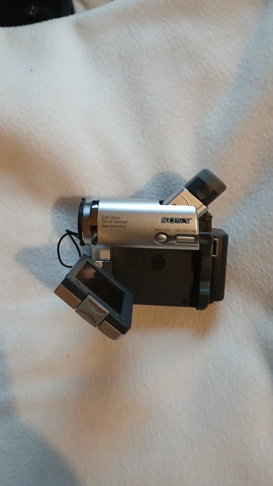 Retro Sony Handicam DCR -HC15E. Includes-battery, 2 tapes... - photo 4