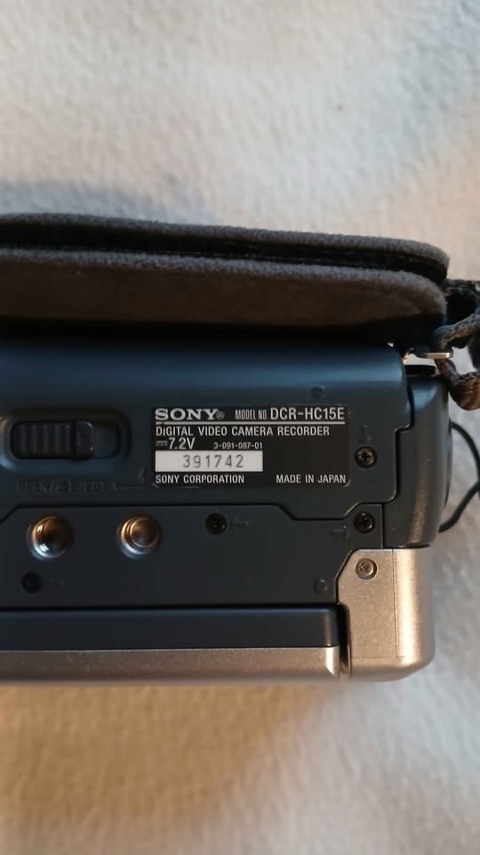 Retro Sony Handicam DCR -HC15E. Includes-battery, 2 tapes... - photo 5