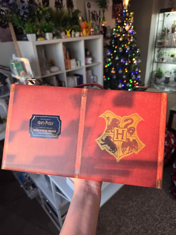 Harry Potter: Hogwarts Trunk Collectible Set - photo 2
