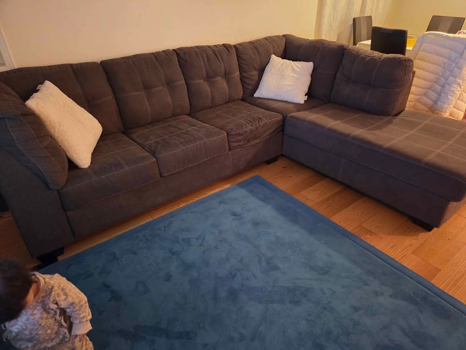 Ashley sectional - photo 2