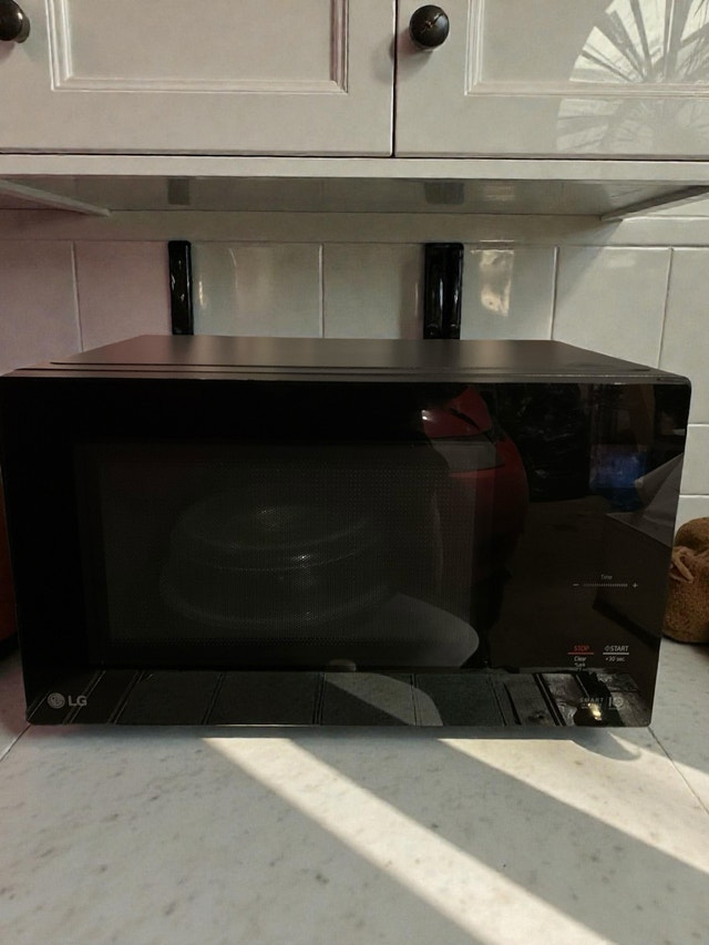 LG Microwave Like New!  60$ - photo 2