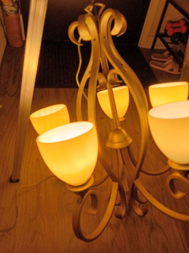 Vintage Epoch Chandelier, 5 lights $70 (retail $120) - photo 3
