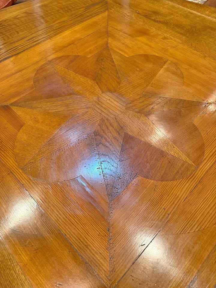 60” Solid Wood Round Table – Beautiful Inlay Design