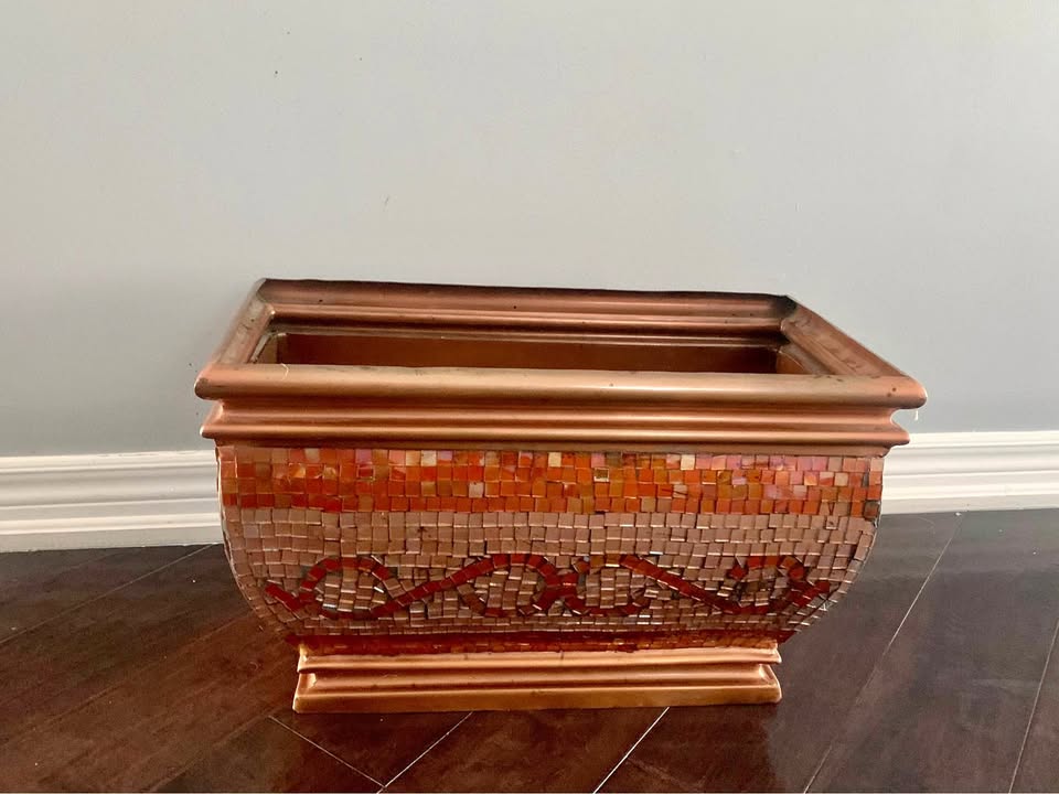 Gorgeous Bombay Company planter /decor