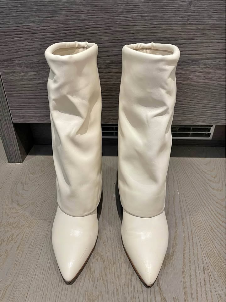 Mid-calf foldover boots in excellent condition