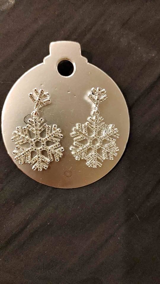 snowflake earrings never used