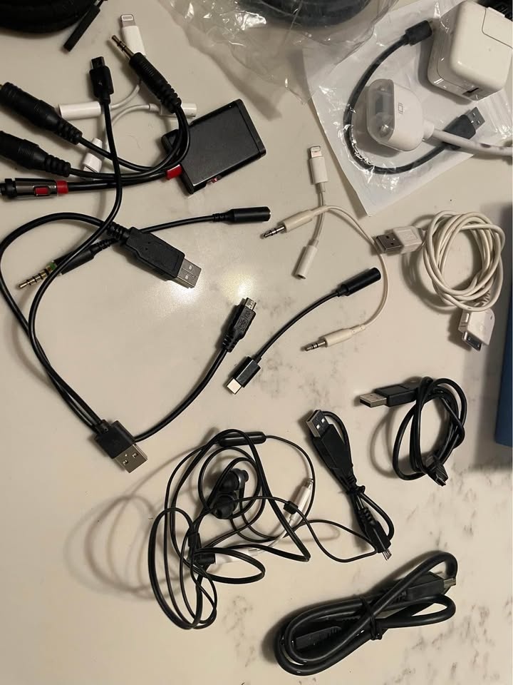 Box of Randome Cords & Zagg Charger - photo 5