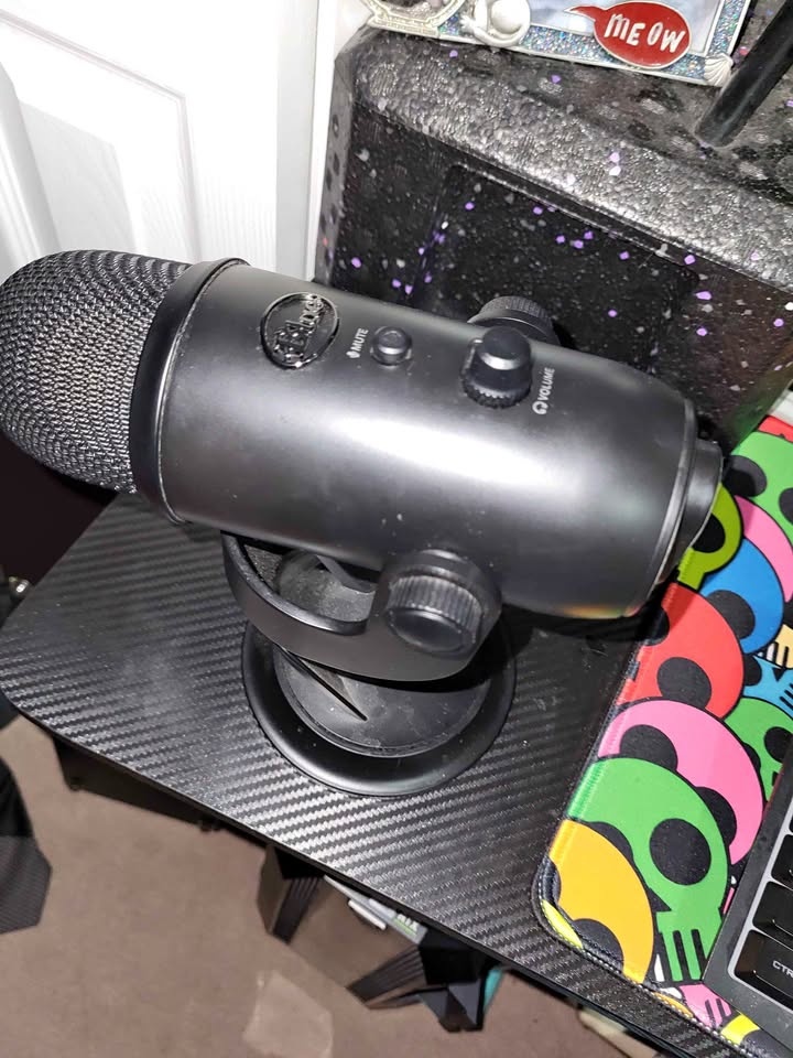 BROKEN microphone. The power is got bent or pulled.