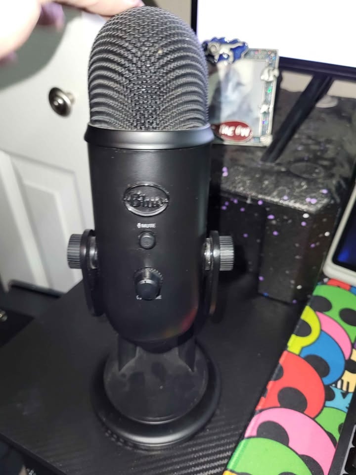BROKEN microphone. The power is got bent or pulled. - photo 2