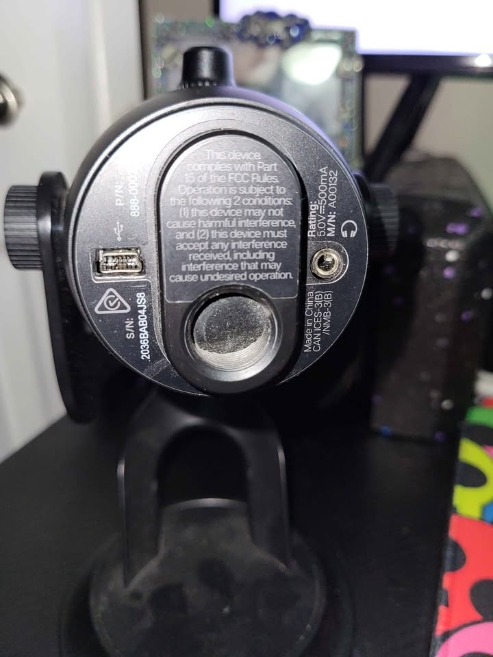 BROKEN microphone. The power is got bent or pulled. - photo 3