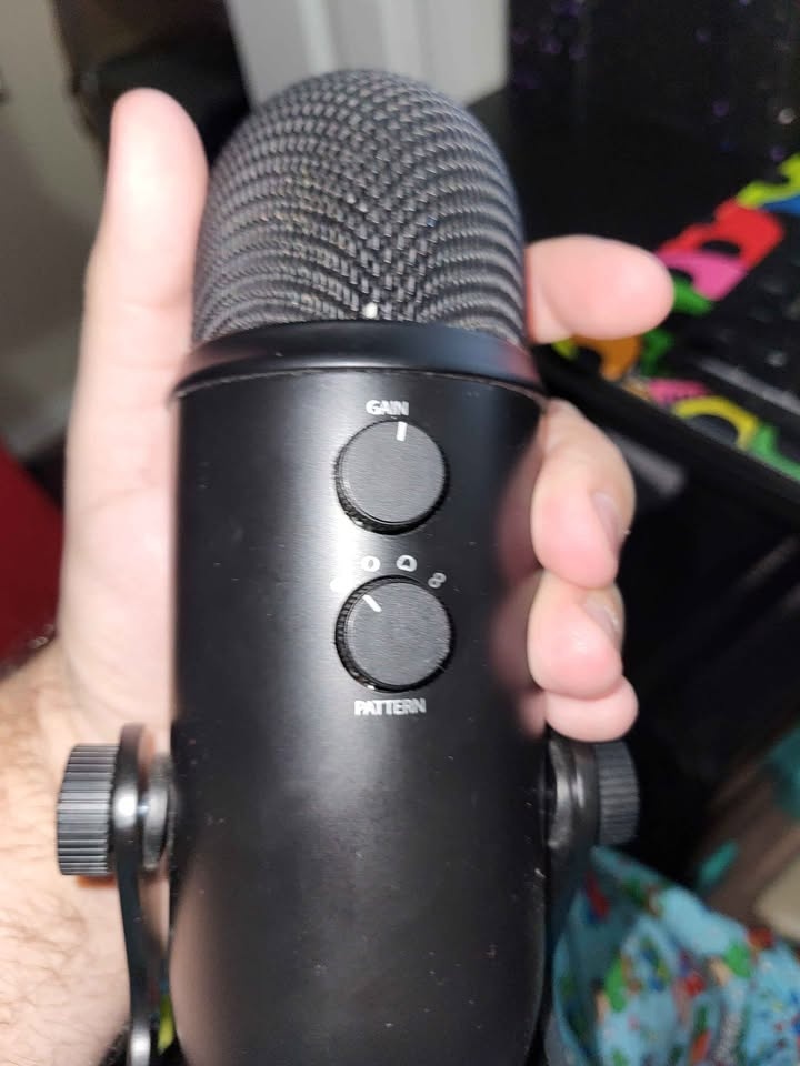 BROKEN microphone. The power is got bent or pulled. - photo 4