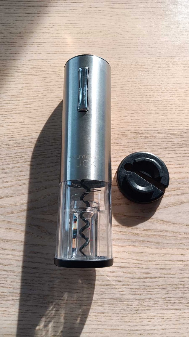Electric wine bottle opener