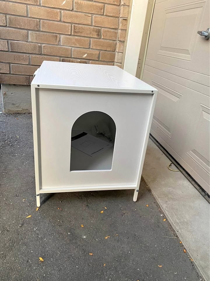 ✨ Modern Cat Litter Box Enclosure **UNASSEMBLED** – Stylish & Fu