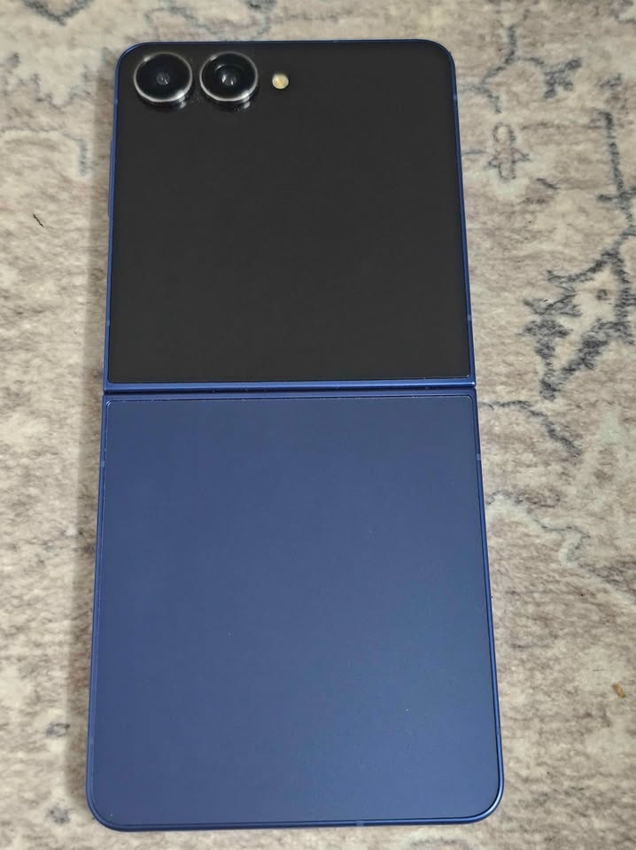 Samsung z flip 7 256GB trade for iPhone - photo 2