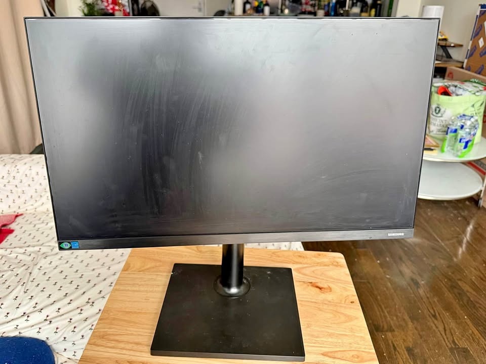MOVE OUT SALE: Samsung 24-inch Full HD Professional Monitor