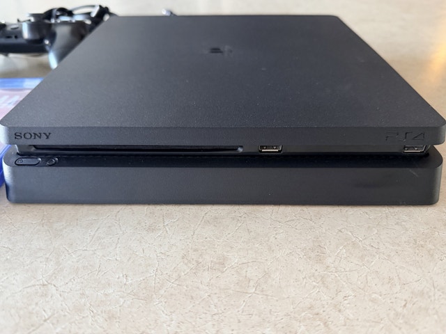 PS4 Slim 500 GB w/ Spider-Man game - photo 2