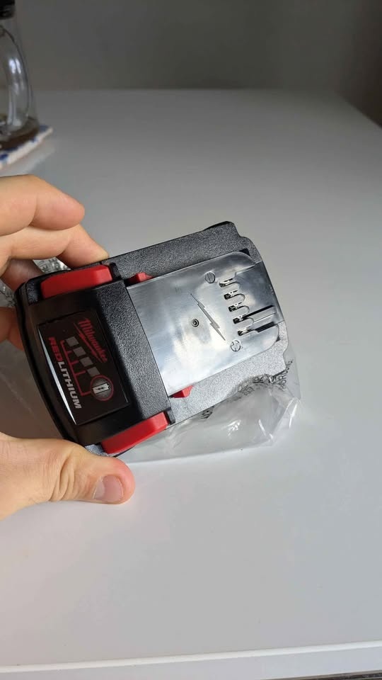 Milwaukee 18V M18 2.0 Ah REDLITHIUM Battery - photo 2