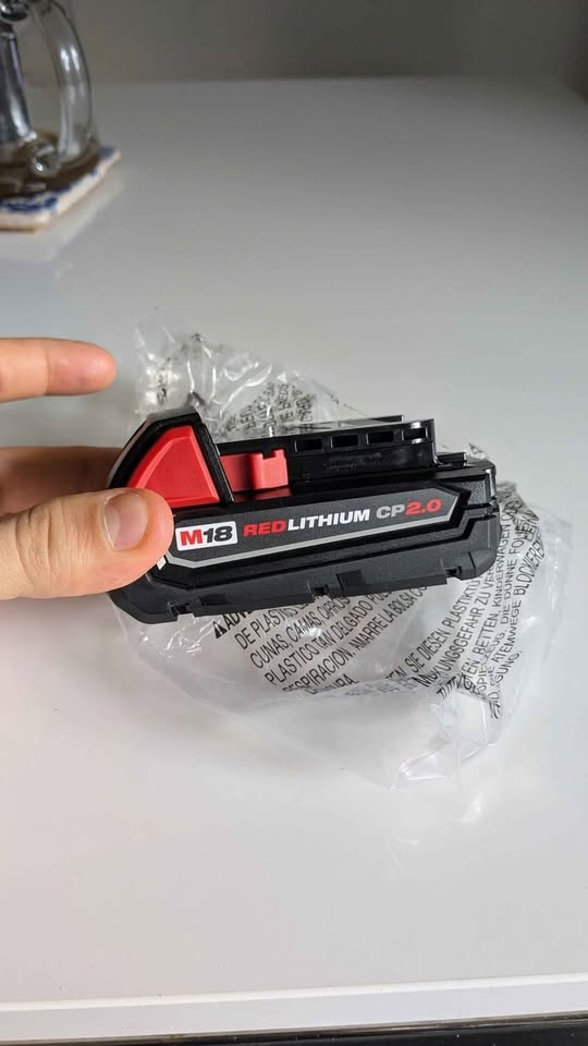 Milwaukee 18V M18 2.0 Ah REDLITHIUM Battery - photo 3