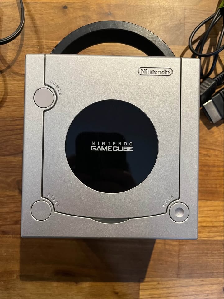 Platinum GameCube + Controller + Cables - photo 2