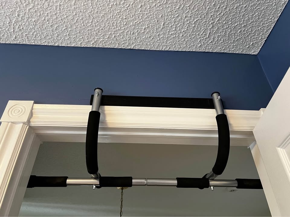 Pull-up bar - like new - photo 2