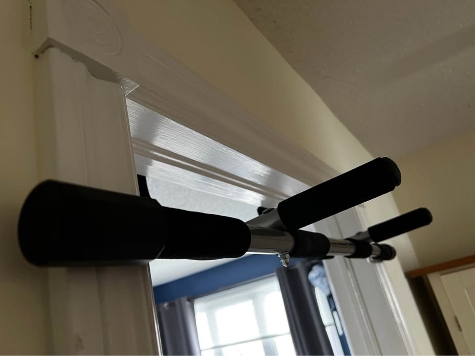 Pull-up bar - like new - photo 3