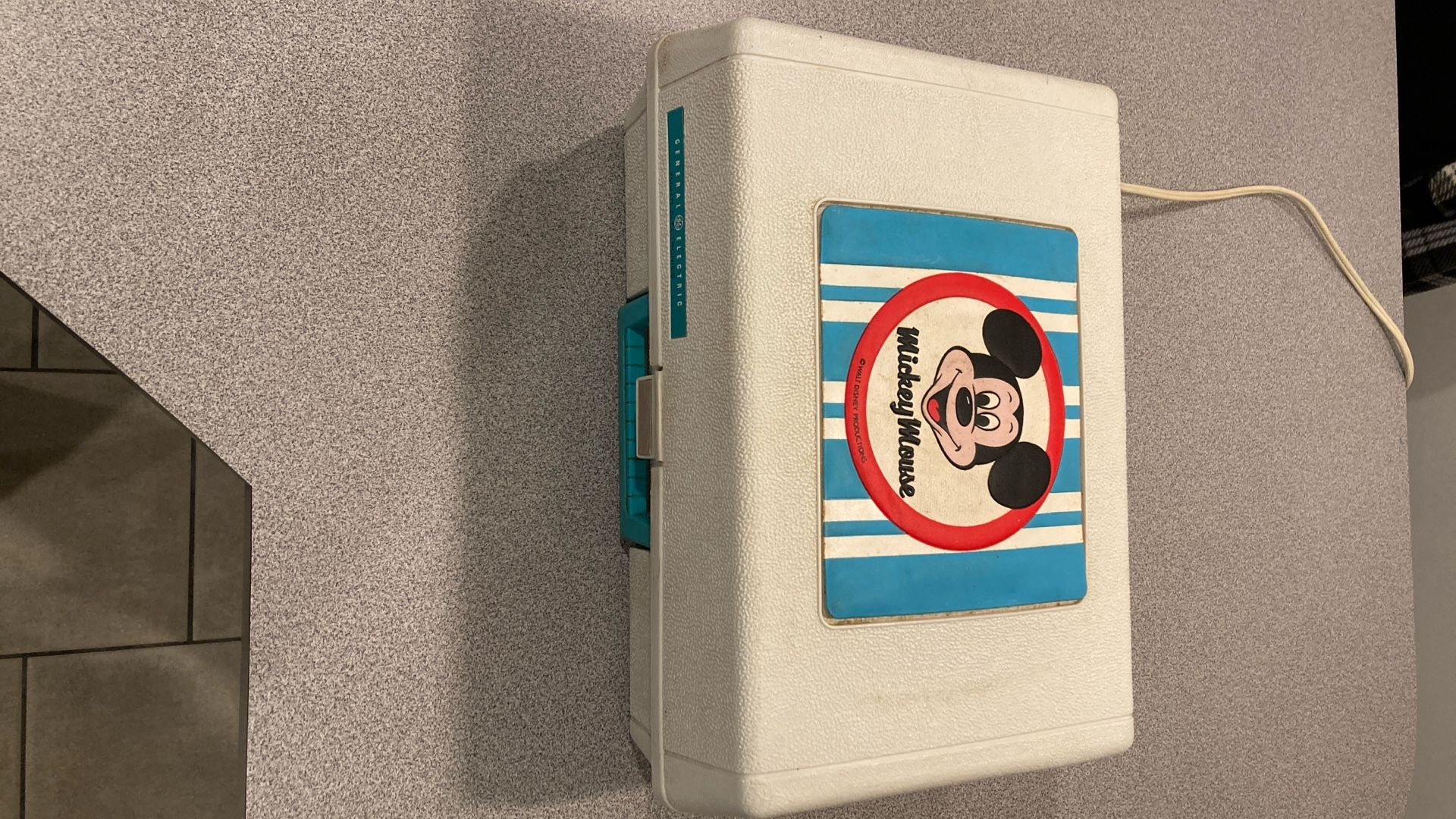 Vintage Mickey Mouse GE Record Player - photo 2
