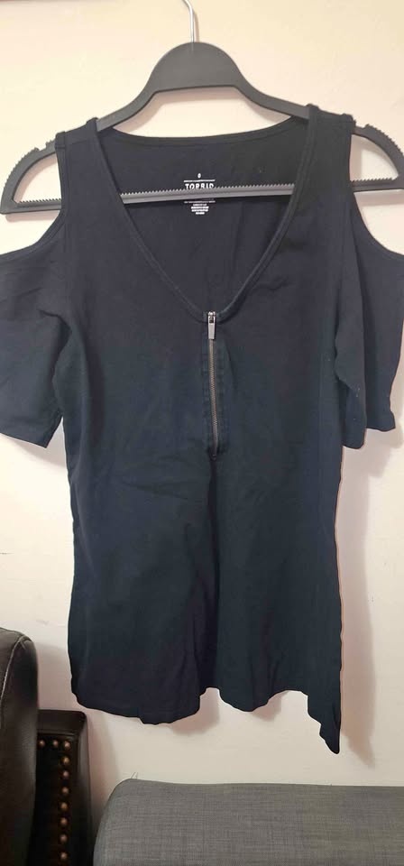 Torrid Foxy Vneck zip front cold shoulder top