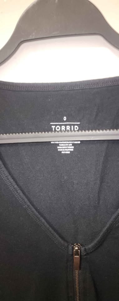 Torrid Foxy Vneck zip front cold shoulder top - photo 5