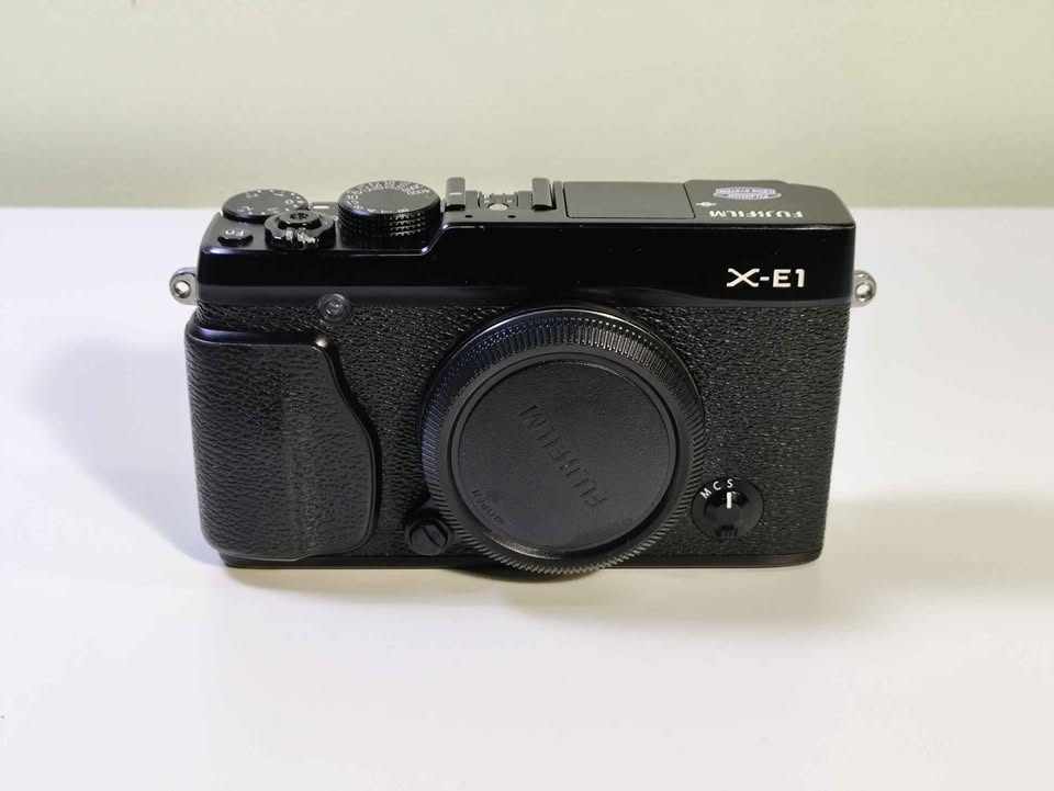 Fujifilm X-E1 camera, body only, like new - photo 2