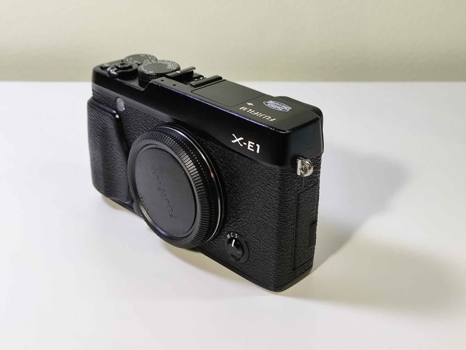 Fujifilm X-E1 camera, body only, like new - photo 4