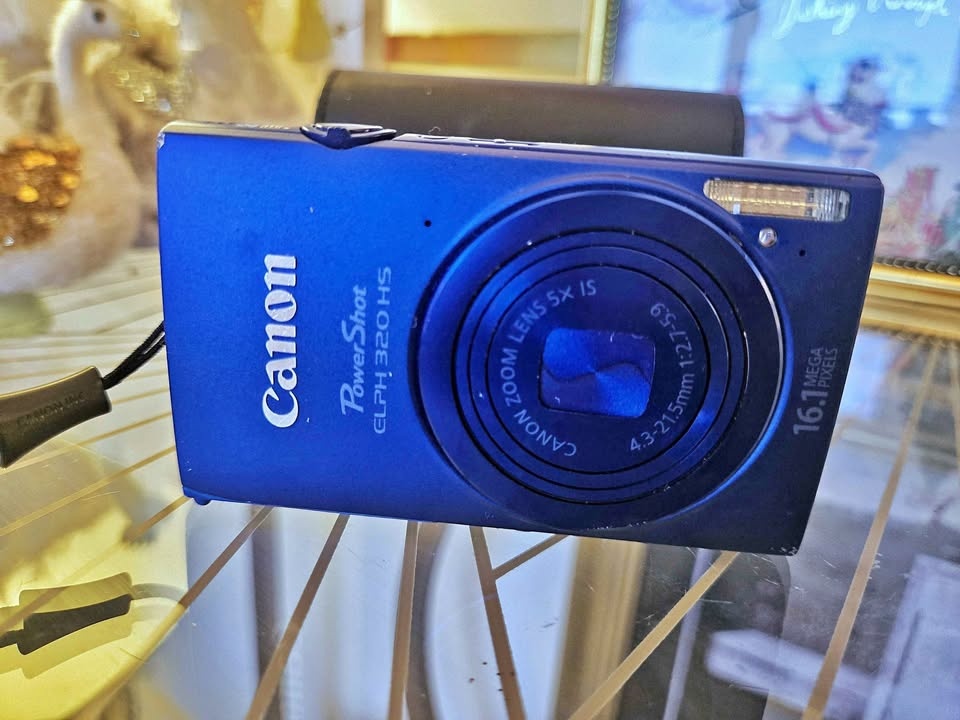 Canon PowerShot ELPH 320 HS 2012 Model